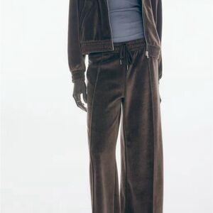 H&M 2 PIECES 
Brown Velour Track Pants